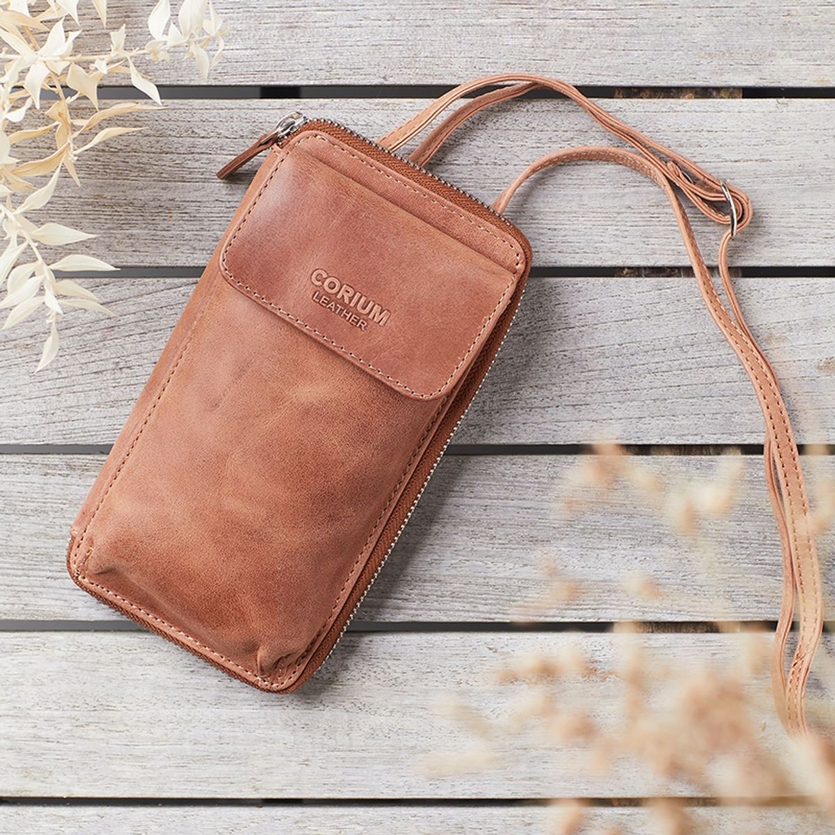 Leather by Corium - Corium mobil taske - dusty cognac