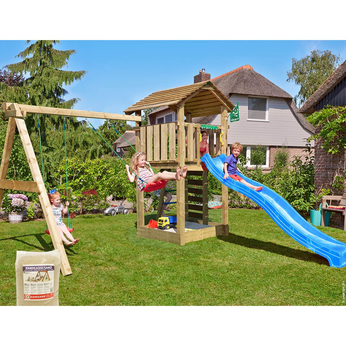 Legetårn Jungle Gym Cottage 2.1 m/2-Swing Modul 220, blå rutschebane og 120 kg sand