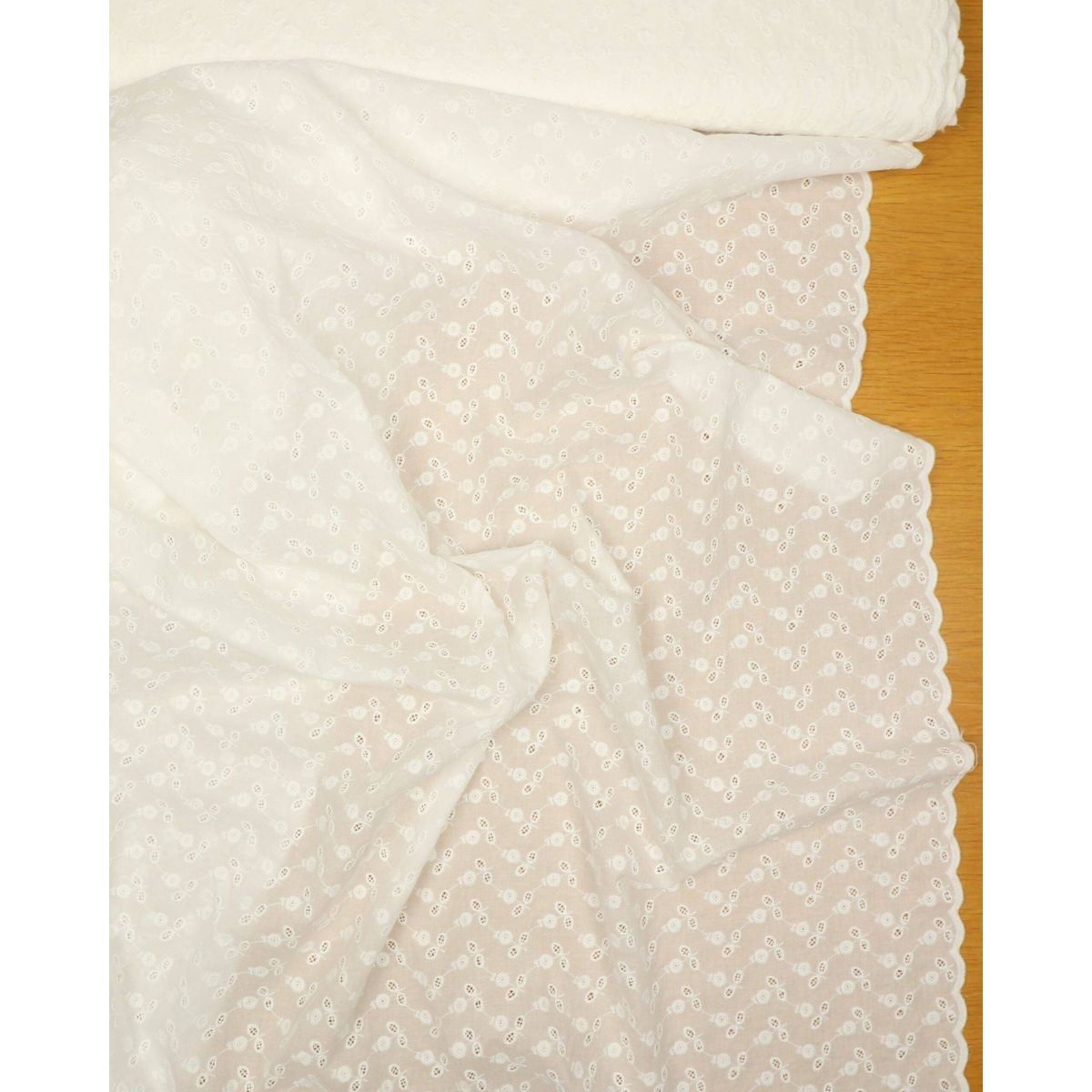 Lille blomst, offwhite - Broderie Anglaise - 100% Bomuld