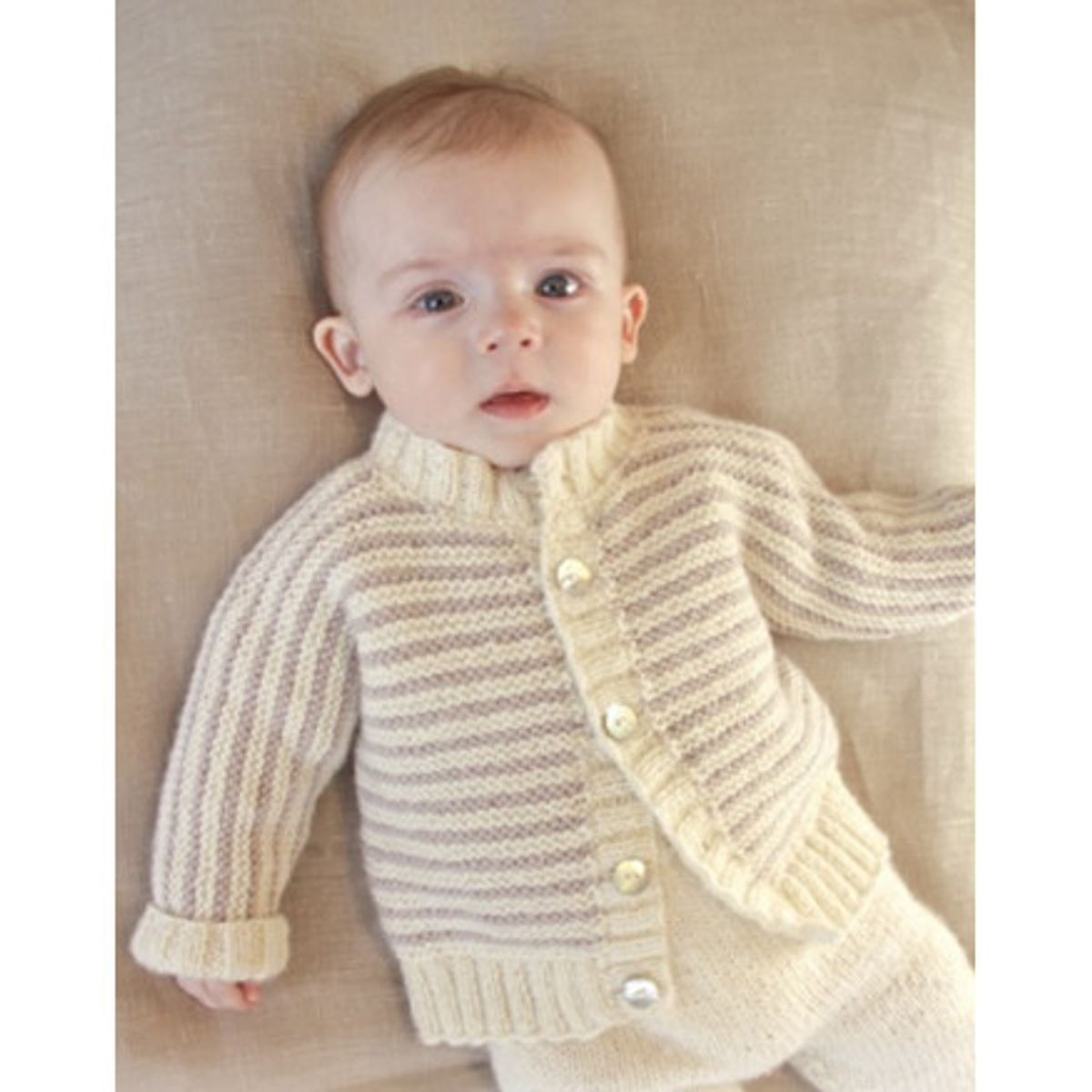 Little Darcy by DROPS Design - Baby Jakke Strikkeopskrift str. 0/1 mdr - 1/3 mdr