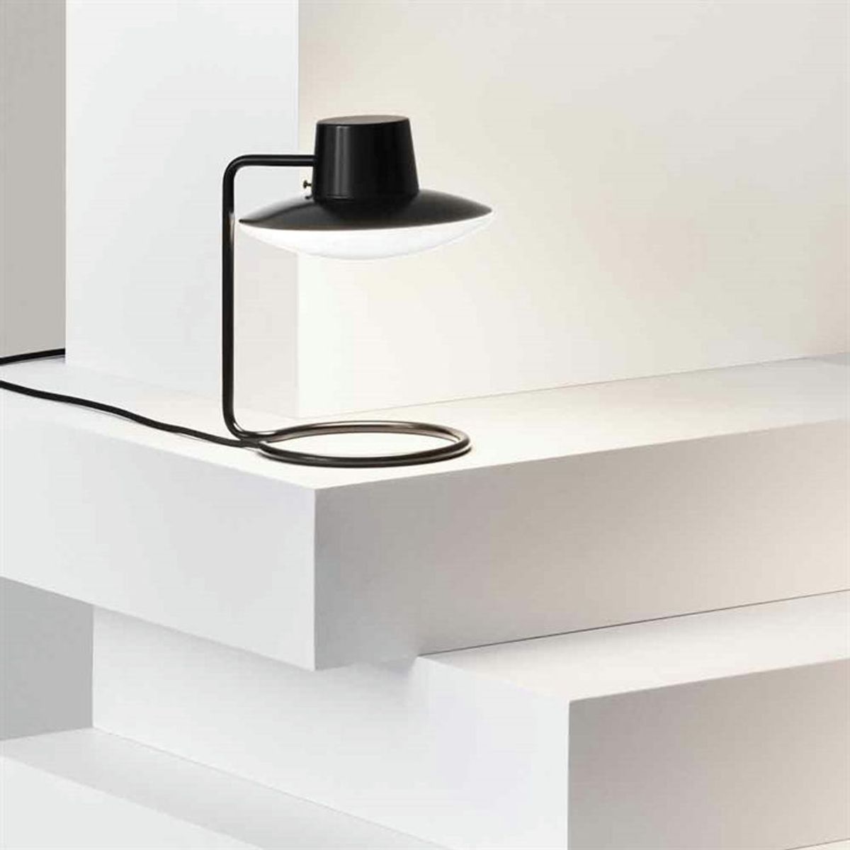 Louis Poulsen AJ Oxford Bordlampe Lav Opal Glass & Metal Black