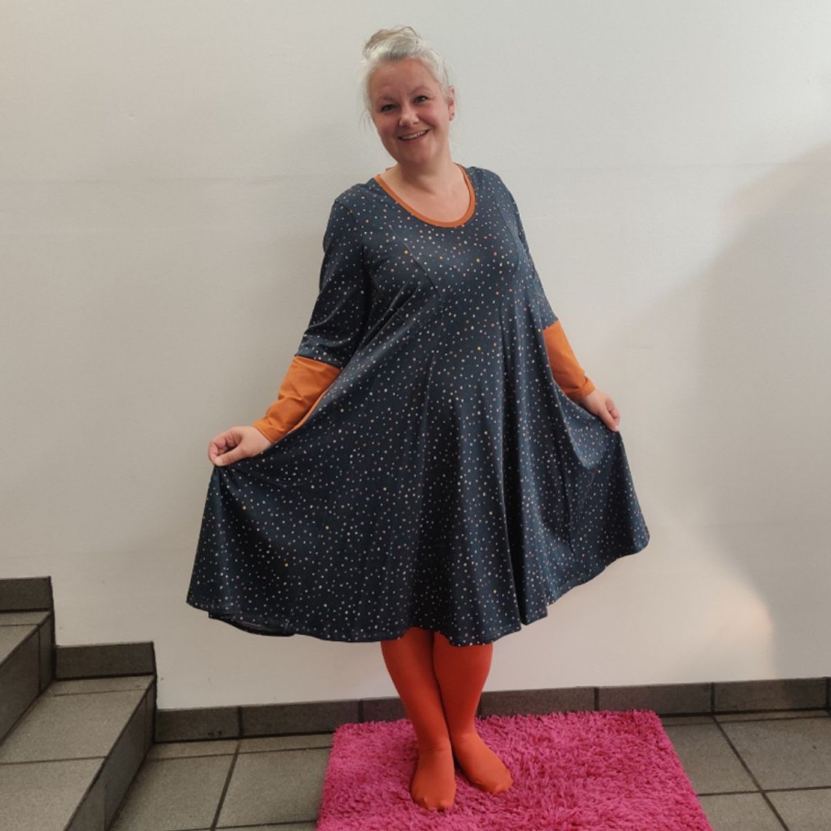 Løs plus size kjole - Ojo Grey Dot