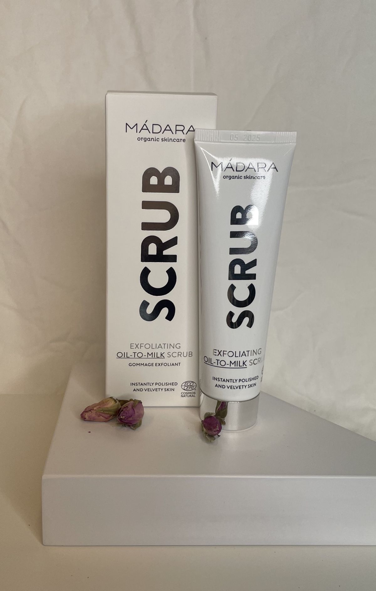 MADARA SCRUB Exfoliating Oil-to-milk scrub