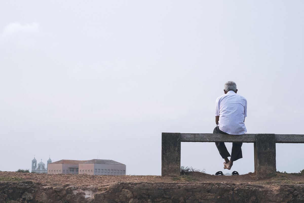 Man on bench af Frames