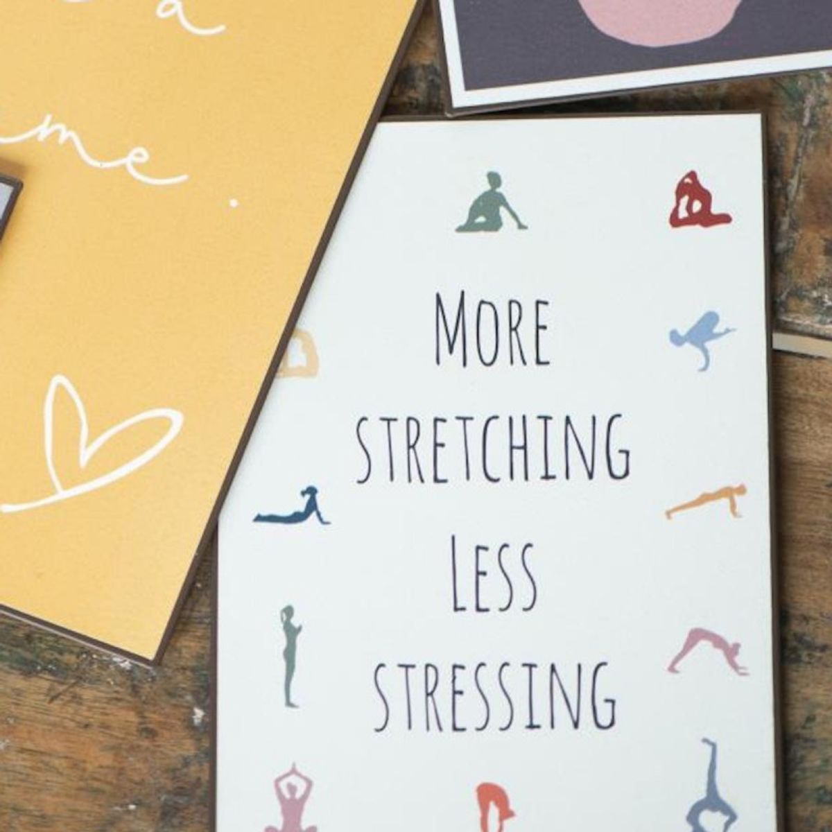 Metalskilt "More stretching less stressing" - Ib Laursen