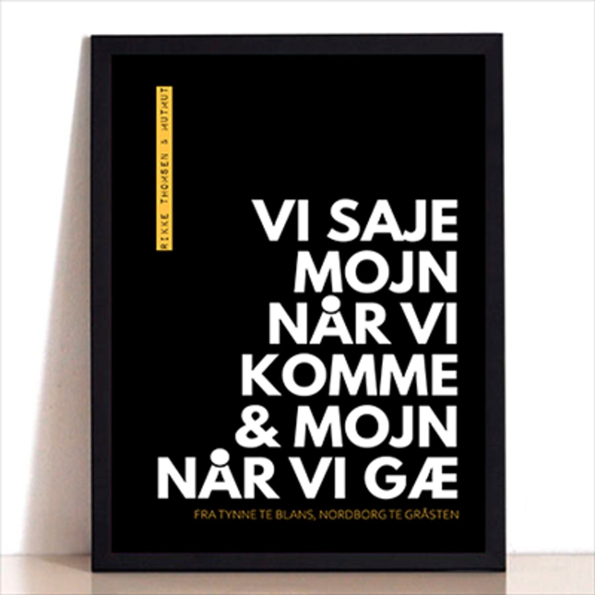 MOJN NÅR VI KOMME - PLAKAT i SORT/GUL