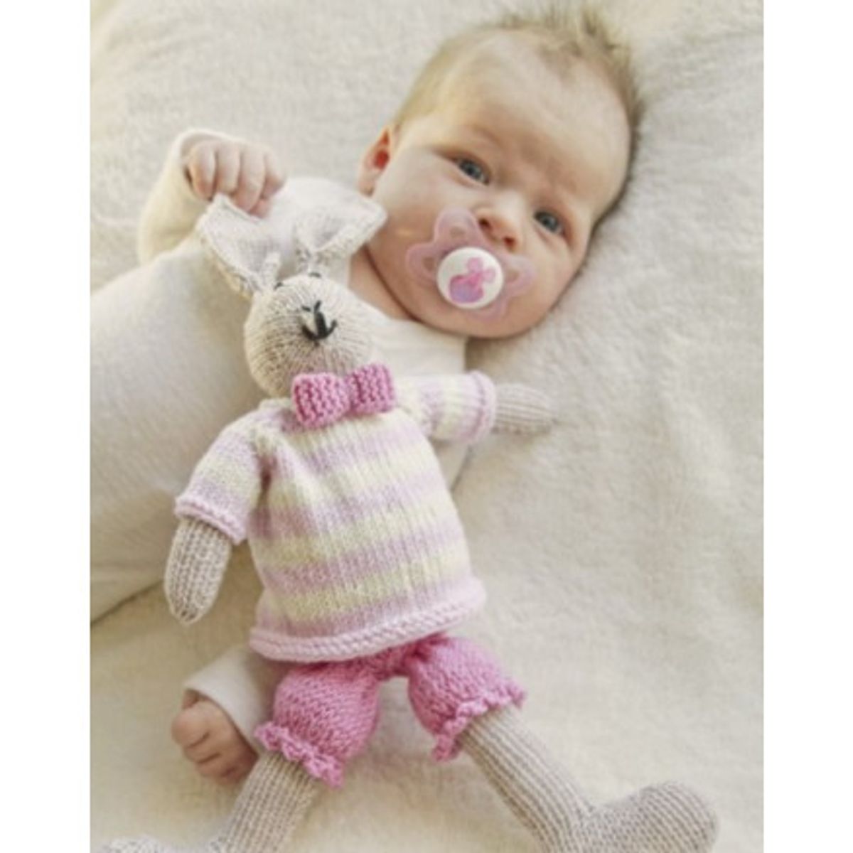 Mrs. Bunny by DROPS Design - Baby Bamse Strikkeopskrift - 30 cm