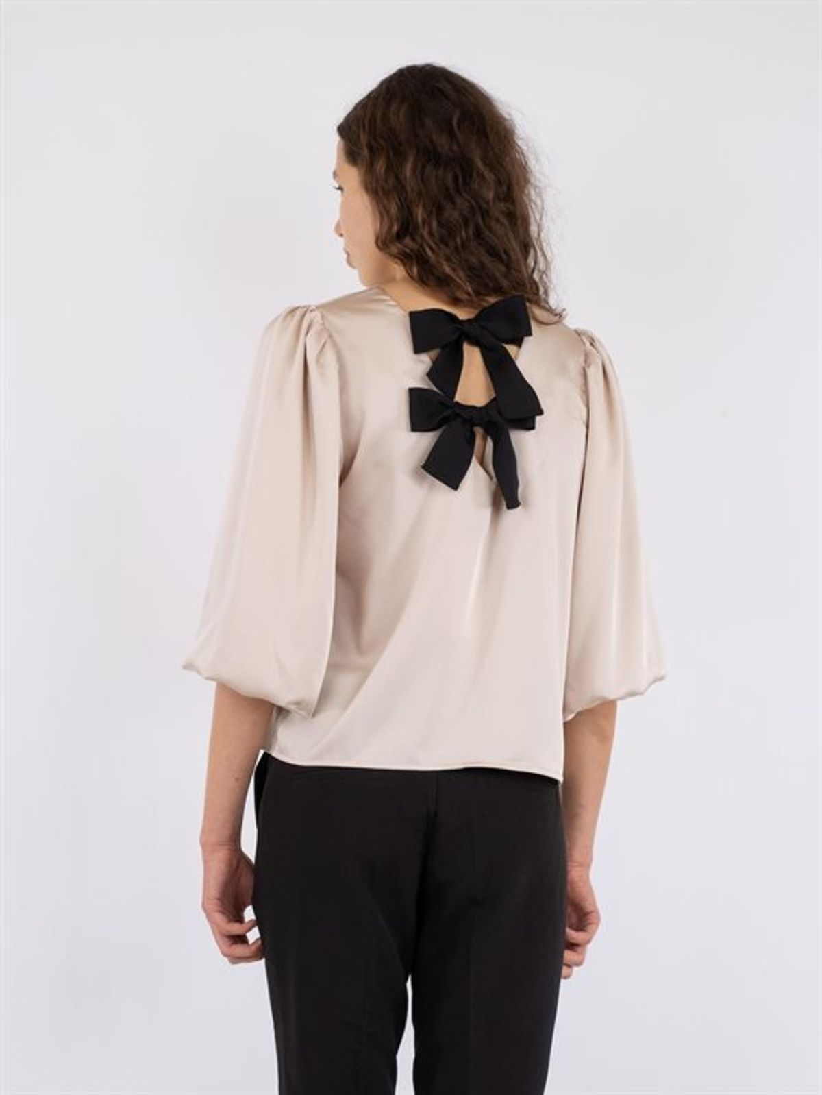 Neo Noir - Lorraine Soft Satin Blouse - Champagne