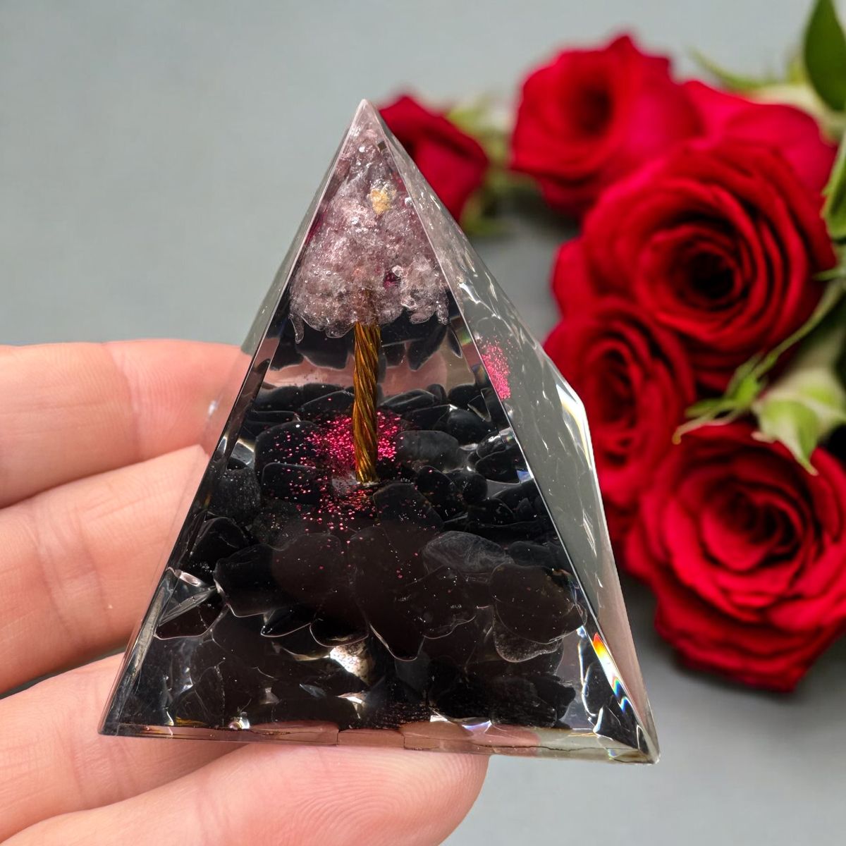 Orgone pyramide med obsidian og jordbærkvarts