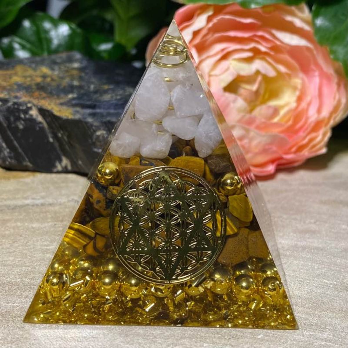 Orgone pyramide med pentagram og bjergkrystal/tigerøje