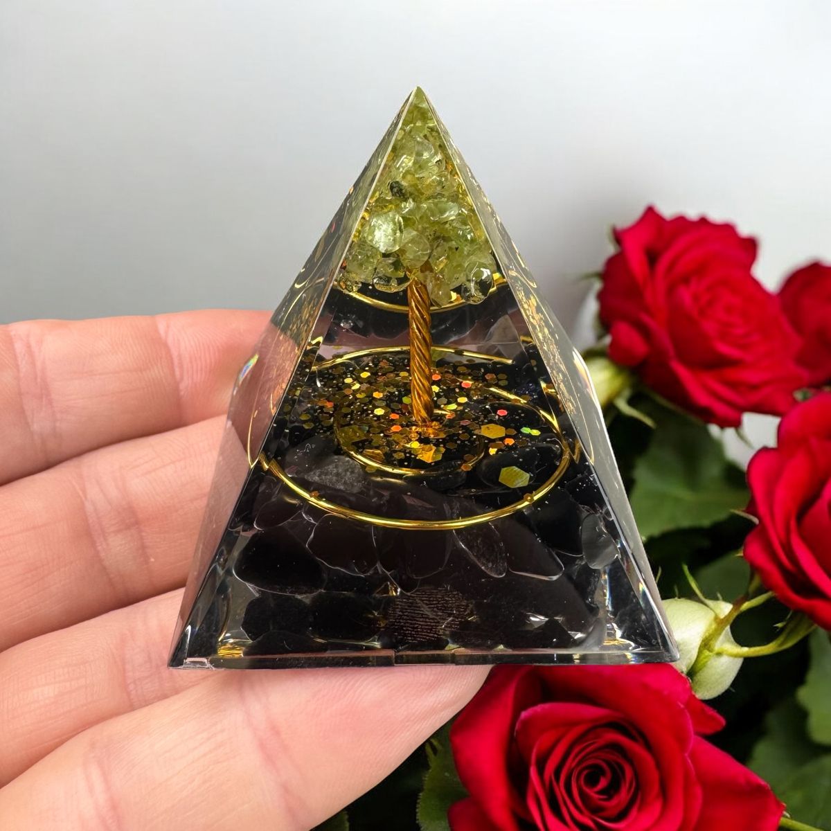 Orgone pyramide med peridot og sort obsidian