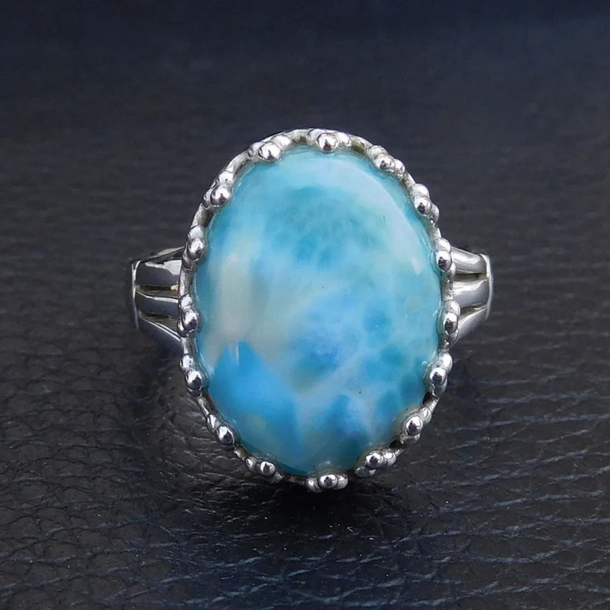 Oval ring med kronefatning og blå Larimar sten, 47