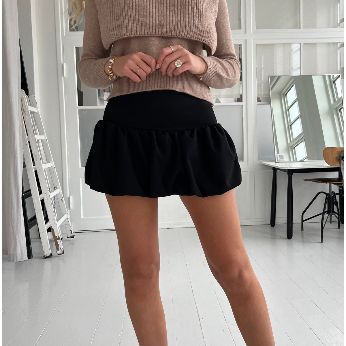 Sandy puffed black skirt