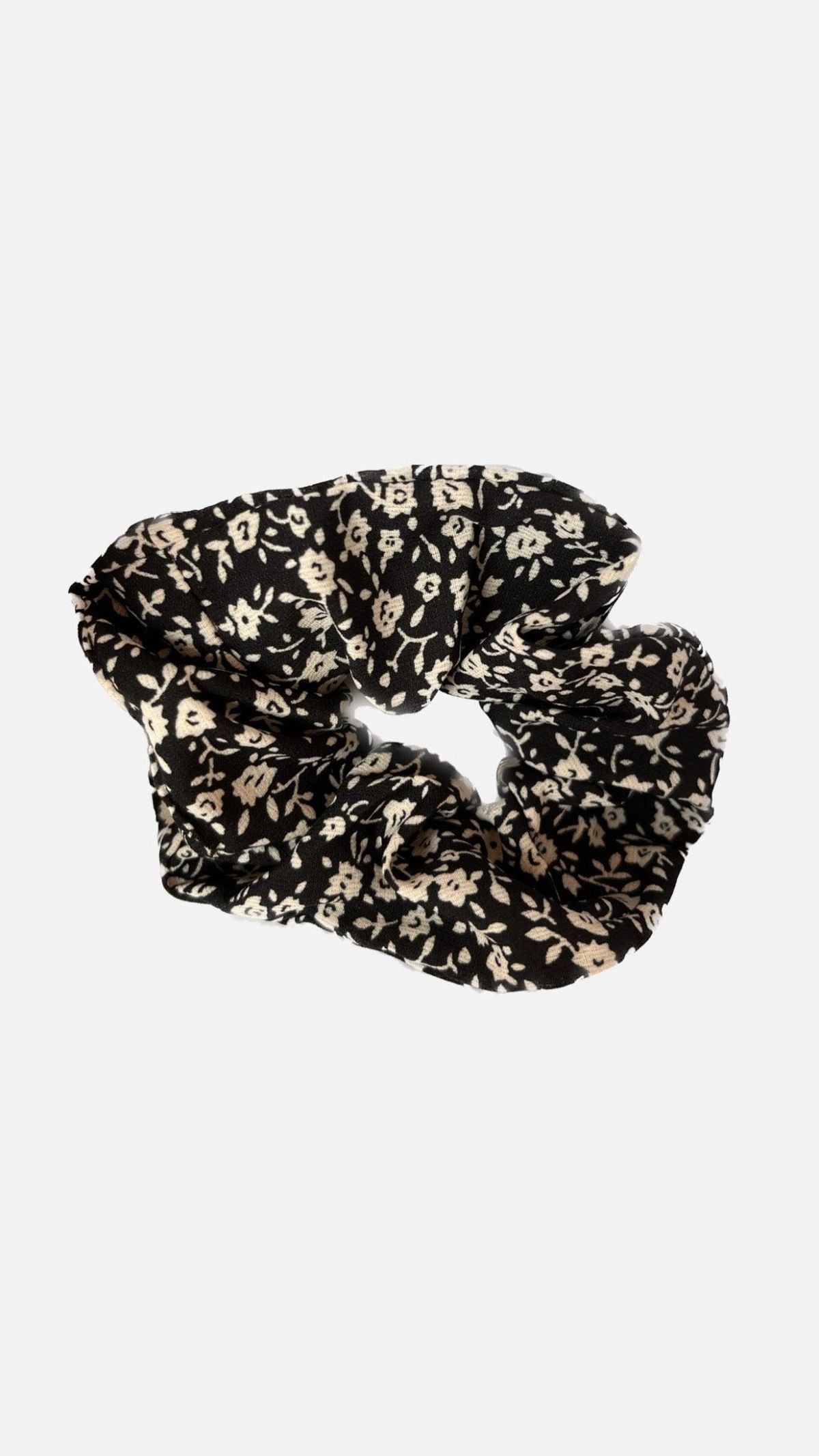 scrunchie sort med blomster