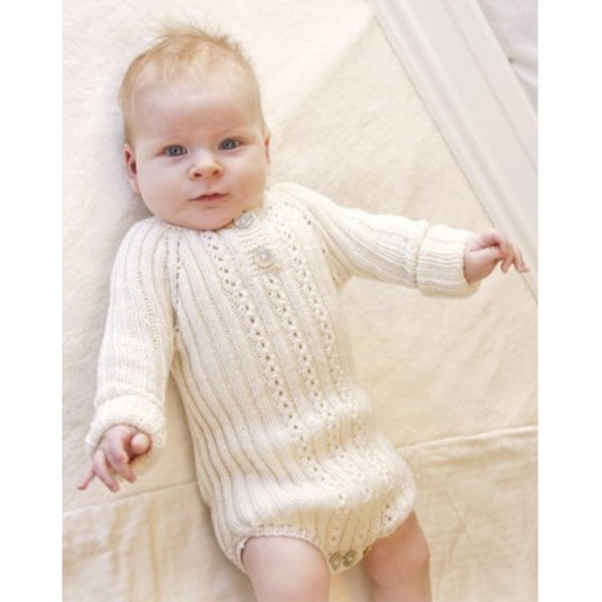 Simply Sweet by DROPS Design - Baby bodystock Strikkeopskrift str. Præ - 0/1 mdr