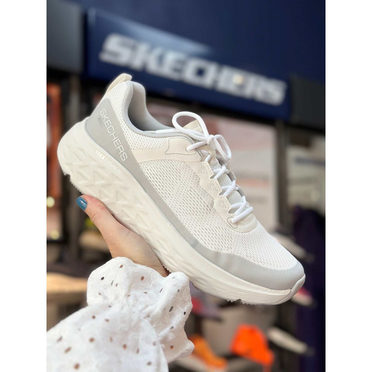 Skechers Max Cushioning Delta-White 43