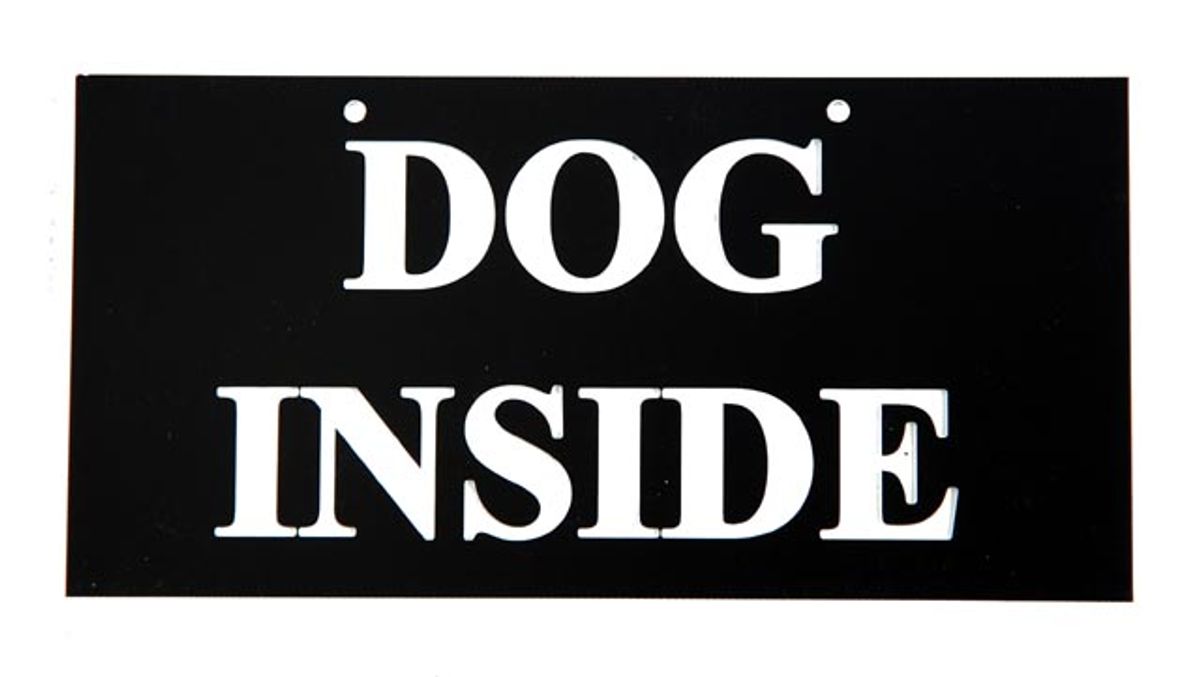 Skilt: DOG INSIDE.