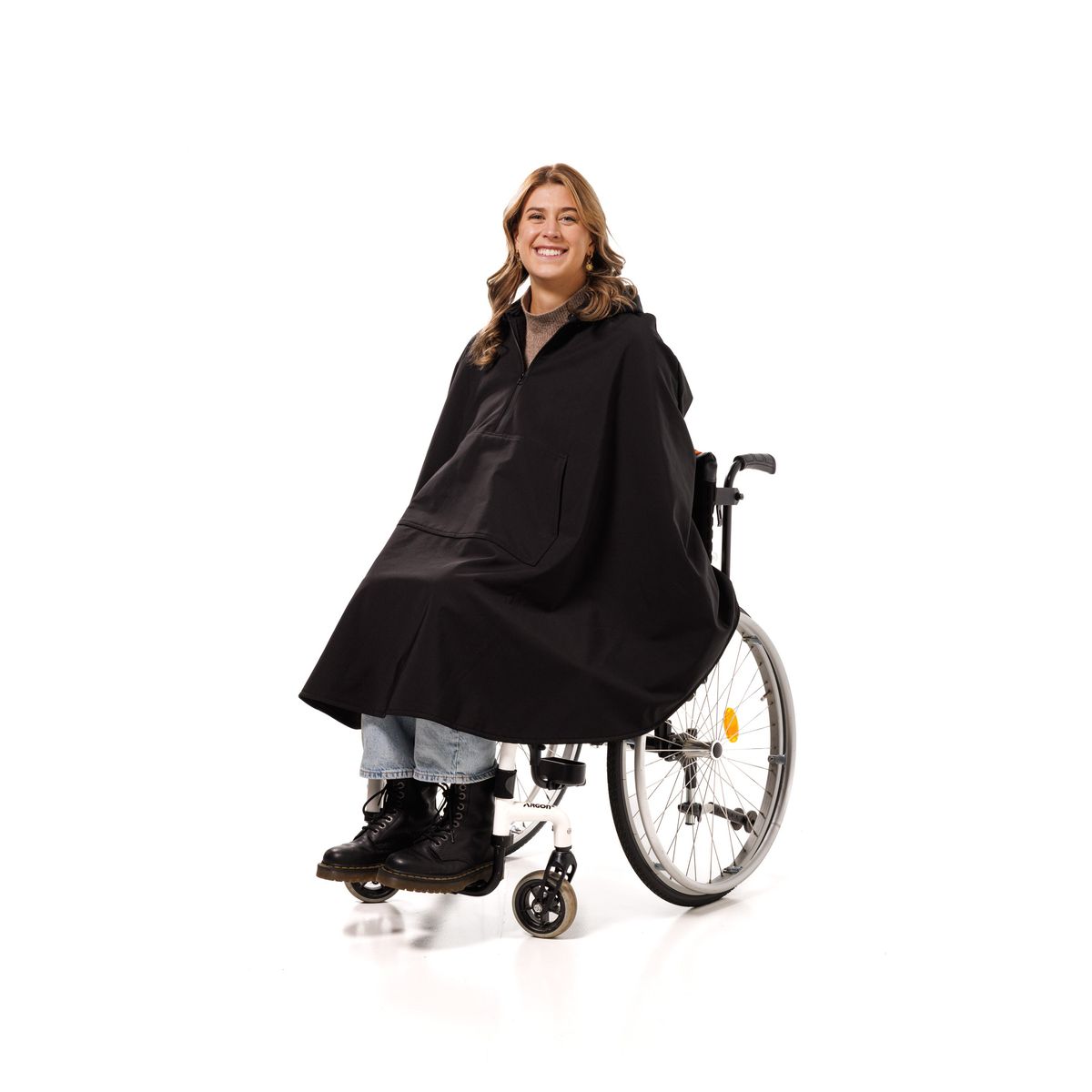 "Softshell-poncho fra BELIEFF til kørestol og rollator Vindtæt & vandtæt. ONESIZE