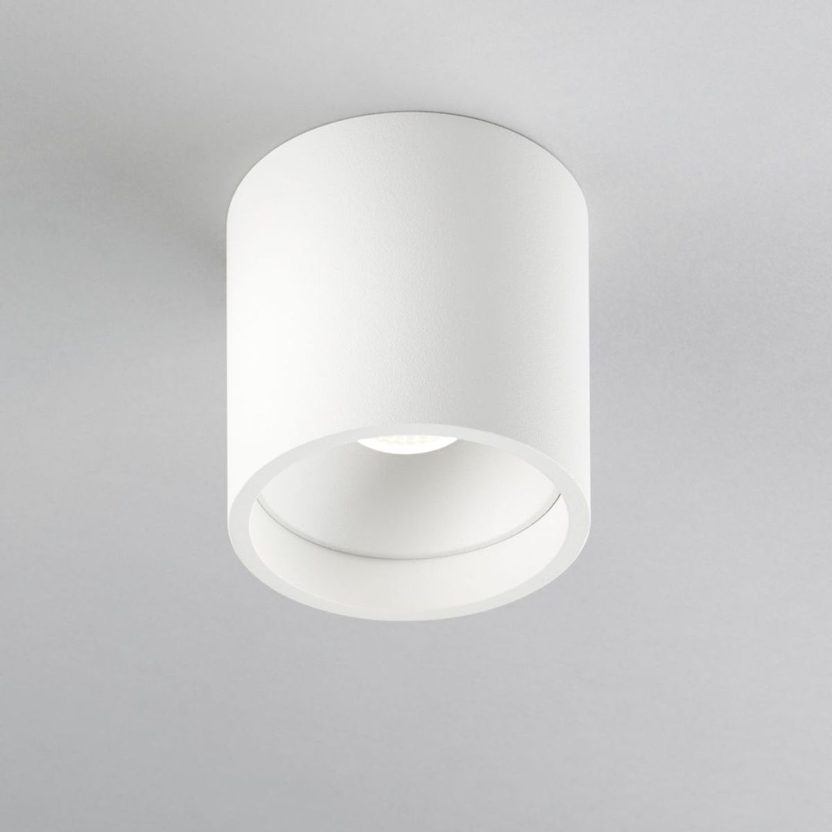 Solo 2 Round Loftlampe Hvid 2700K - LIGHT-POINT