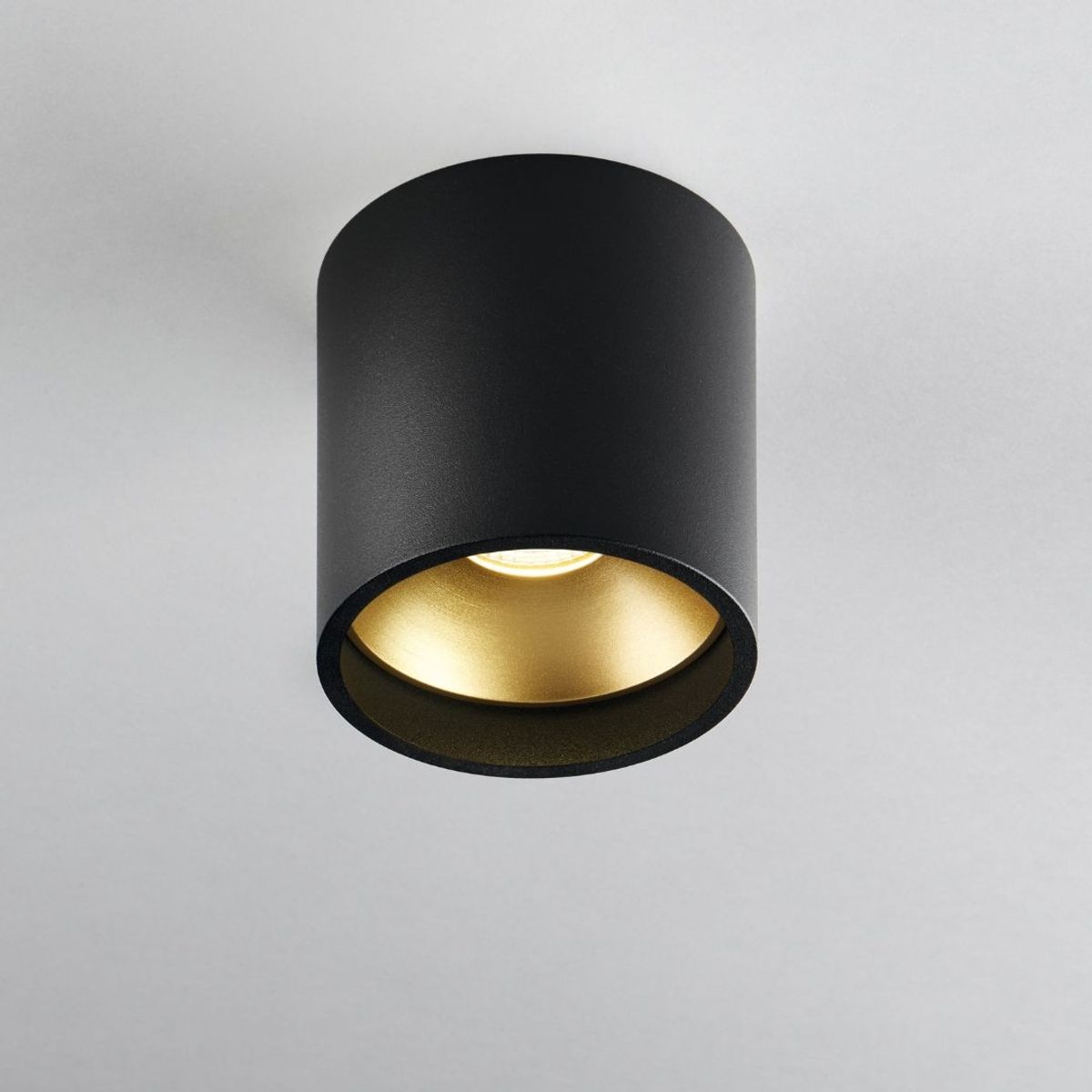 Solo Round Loftlampe Sort/Guld 3000K - LIGHT-POINT