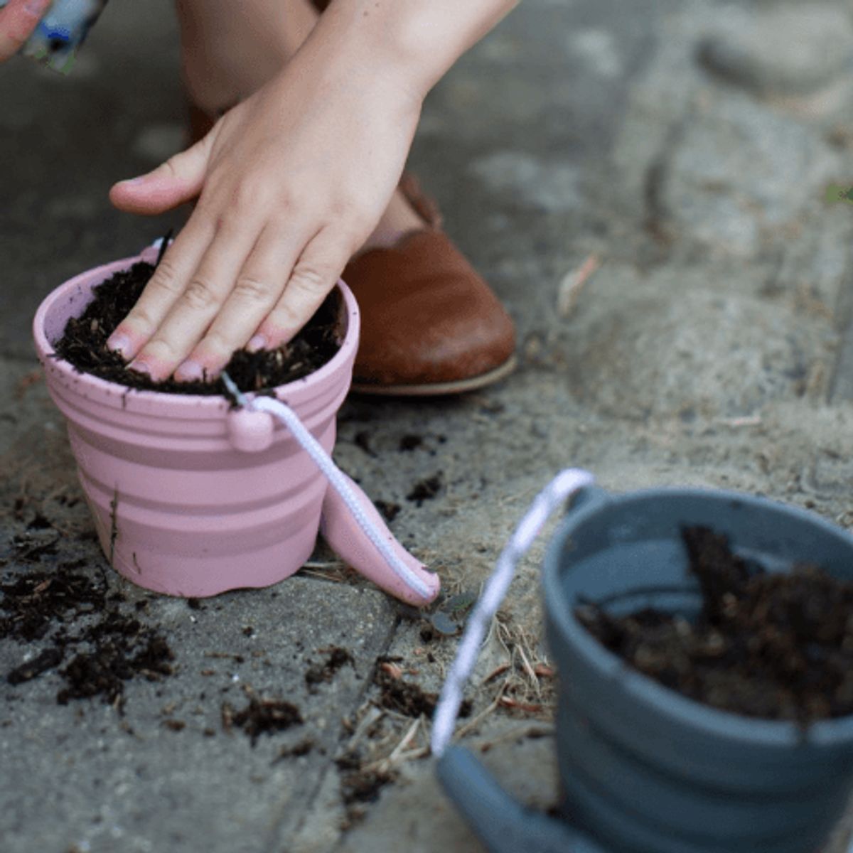 Spand & skovl mini - Kan foldes, rosa - Scrunch