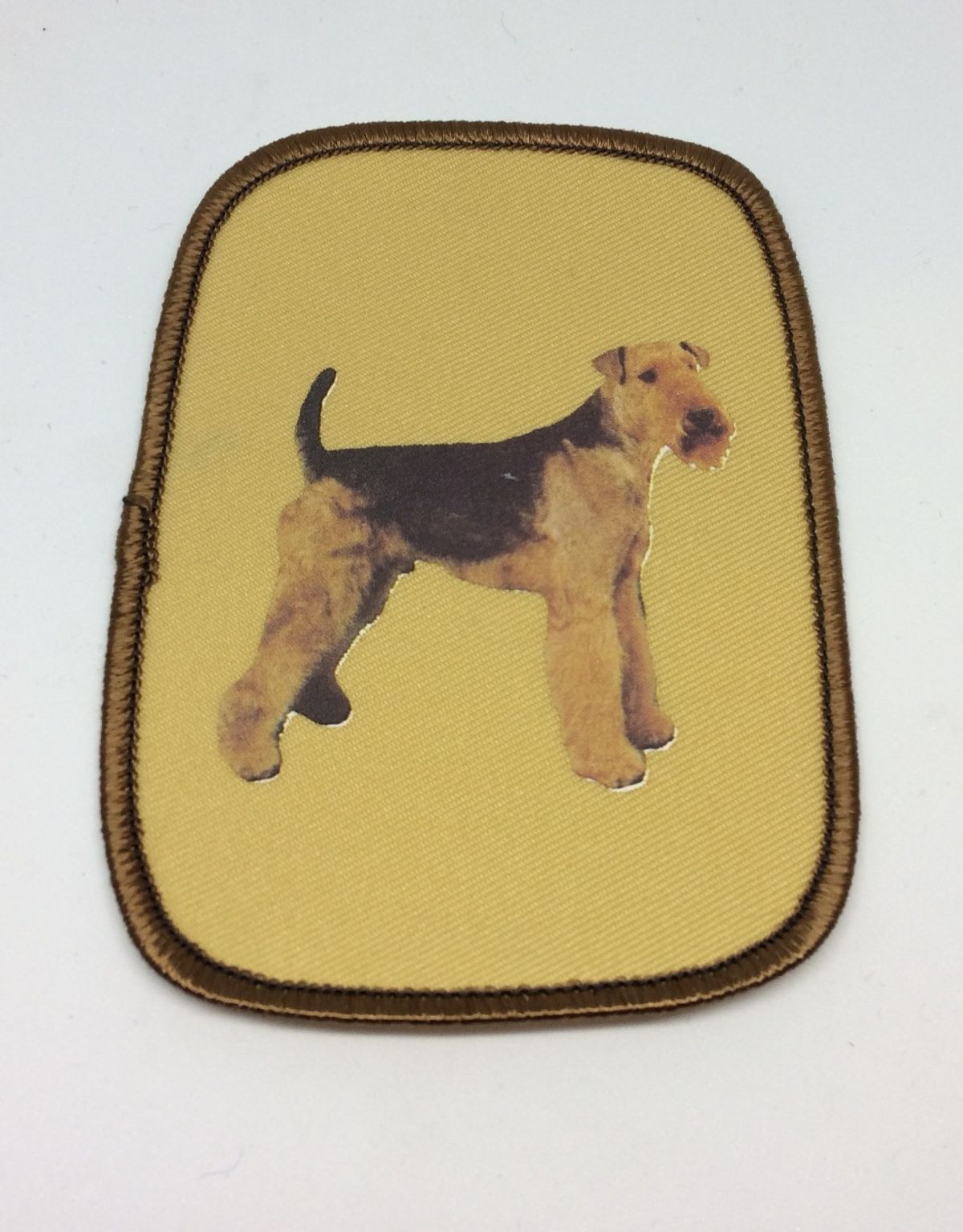 Stofmærke med Airedale Terrier, st.