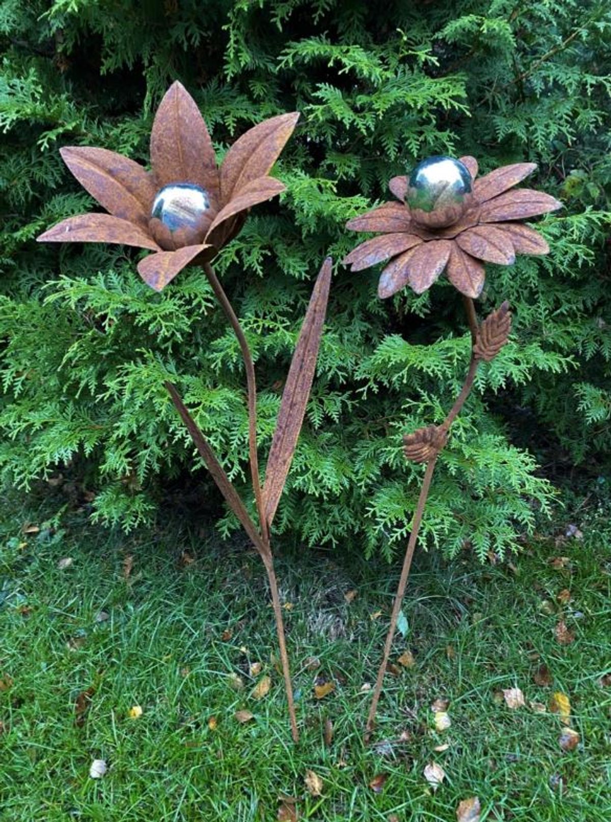 Store blomster i jern med sølvfarvet kugle - sæt med 2 stk.