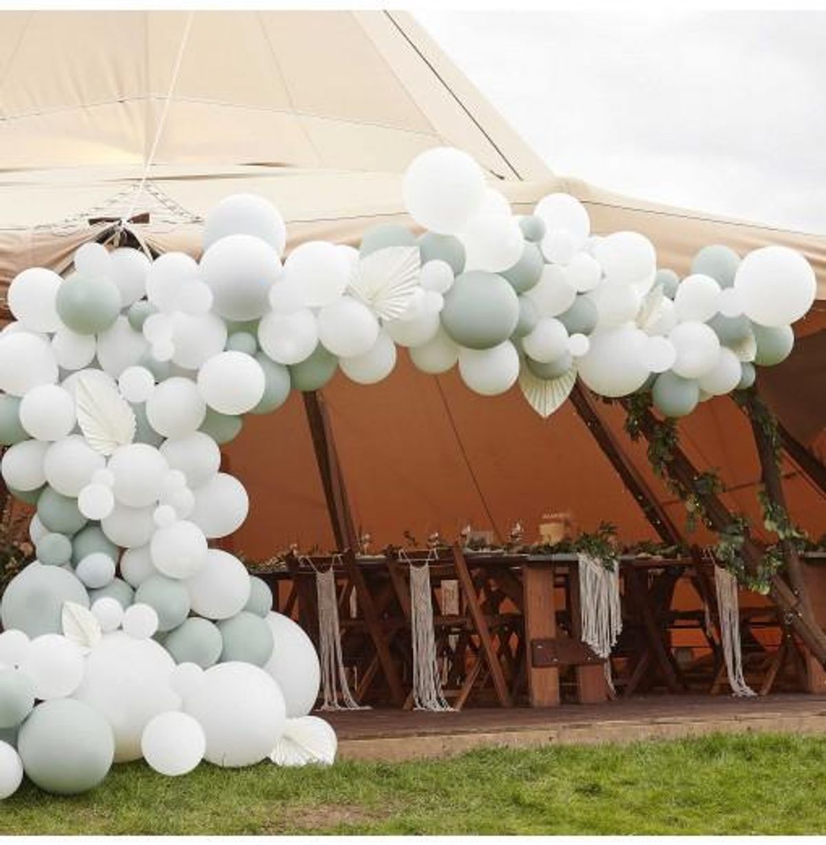 Store Luksus Ballonbue - Hvid/Grøn med hvide vifter - Ballonbuer