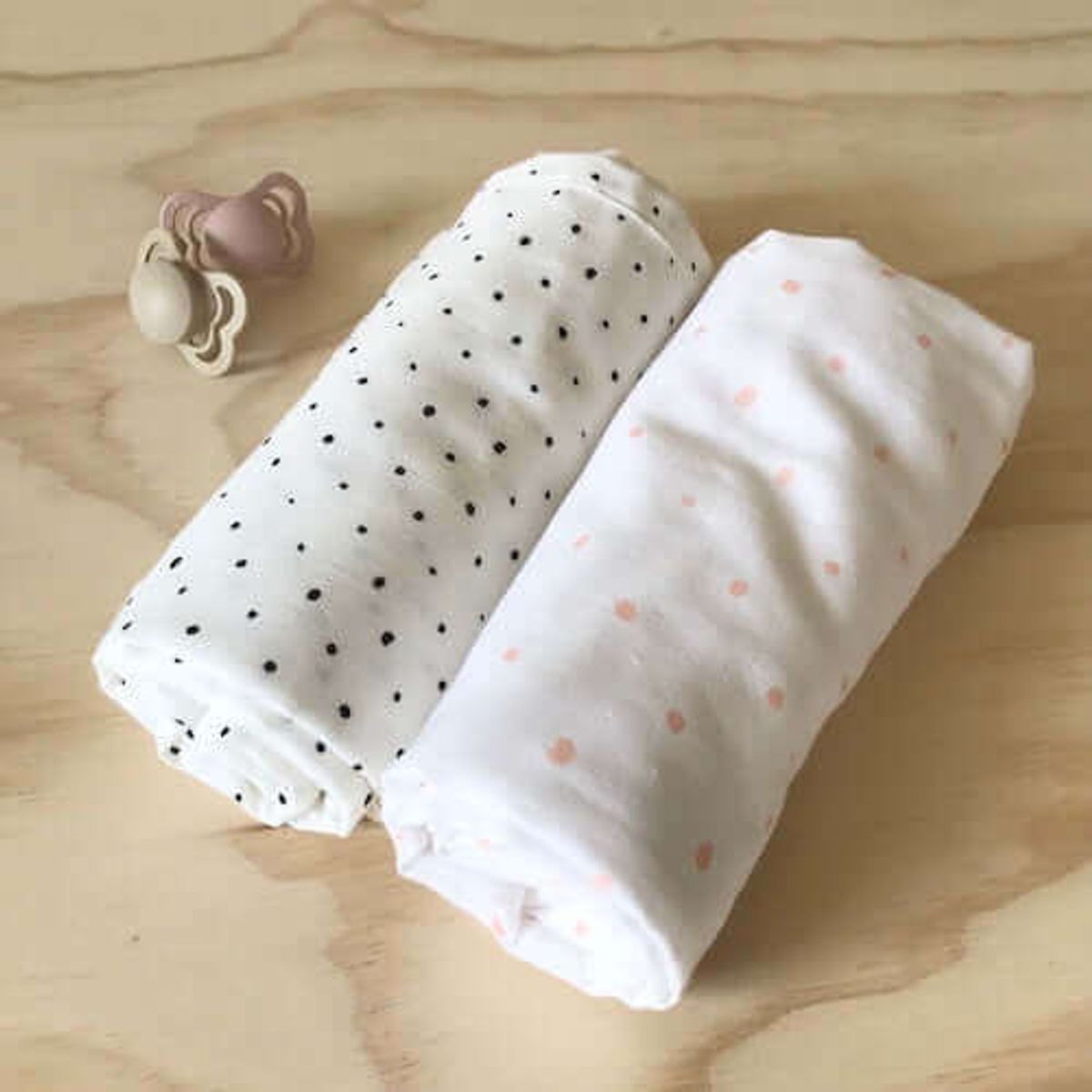 Svøb 2 pak L 85 x 85 cm | Økologisk muslin, hvid - 2 stk) Rosa & sort prik - Nordic Simply