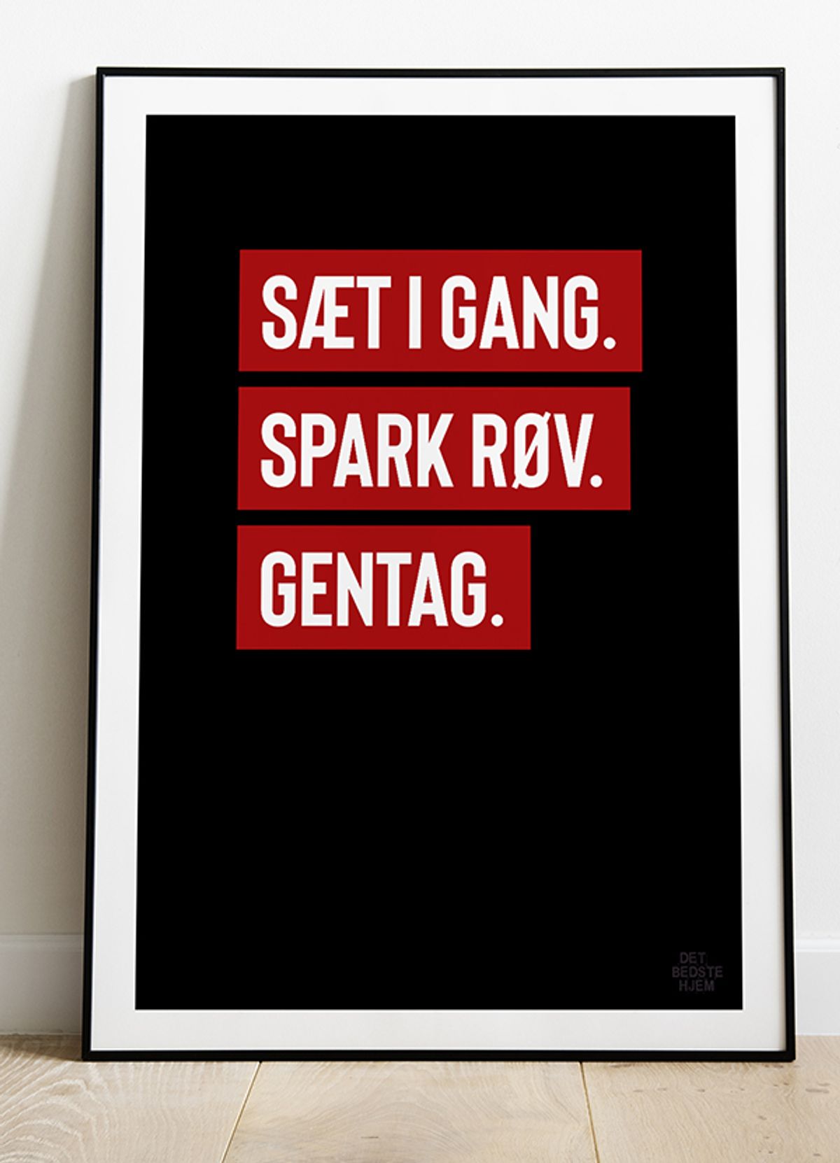 Sæt i gang - spark røv - gentag-plakat - 21 x 29,7 (A4) Kr. 199,-