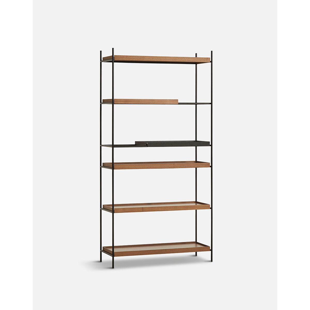 Tray Shelf, høj fra Woud (Black: 1 short / Walnut: 4 wide, 1 short )