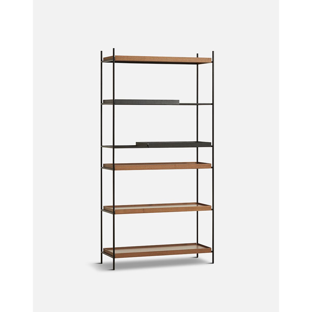 Tray Shelf, høj fra Woud (Black: 2 short / Walnut: 4 wide)