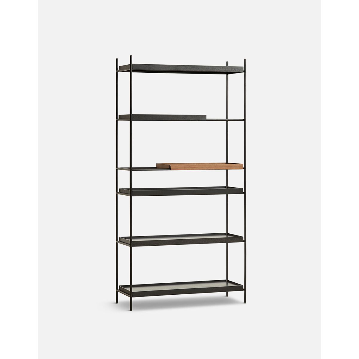 Tray Shelf, høj fra Woud (Black: 4 wide, 1 short / Walnut: 1 short )