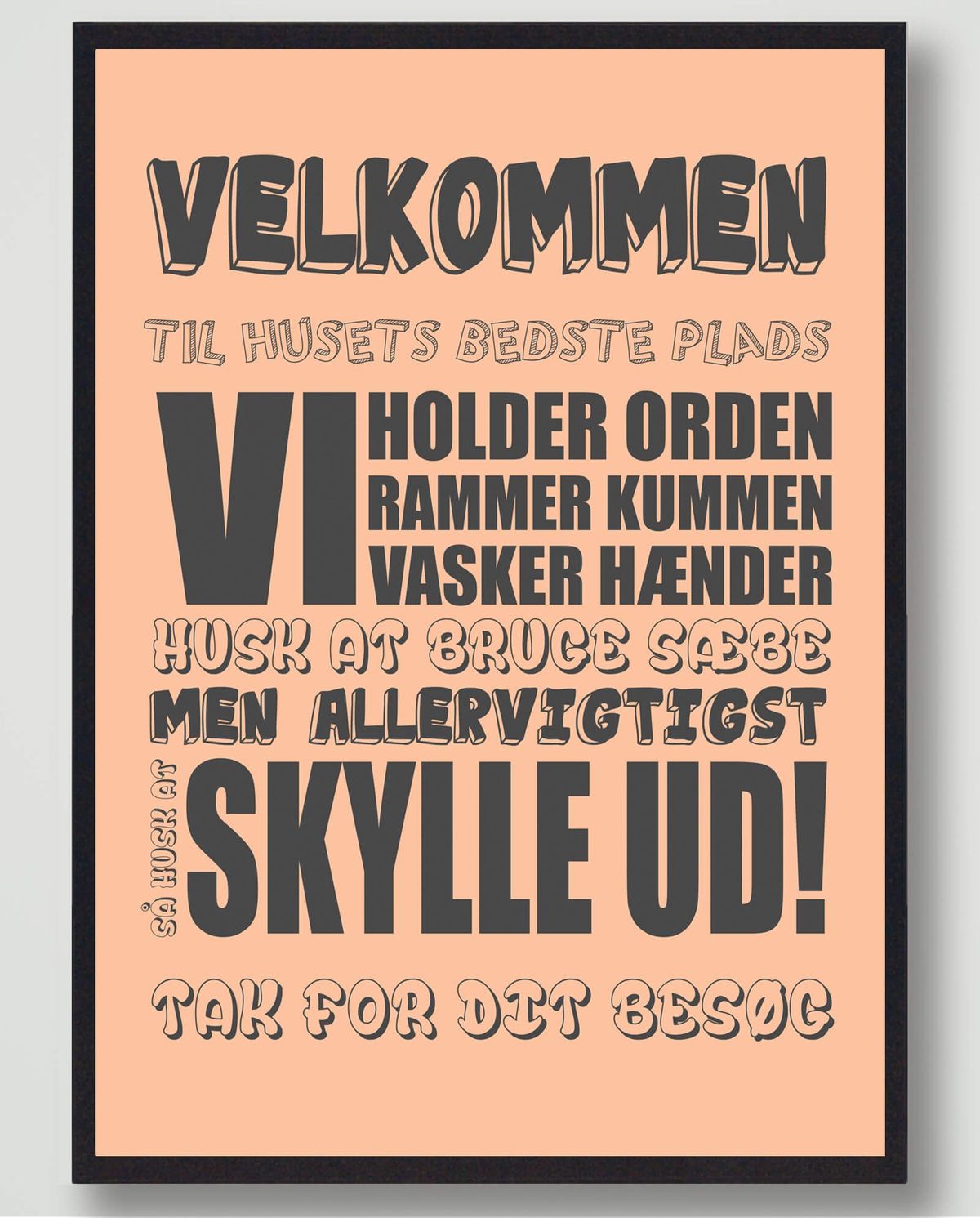 Velkommen til huset bedst... (Orange) - plakat (Størrelse: L - 50x70cm (B2))