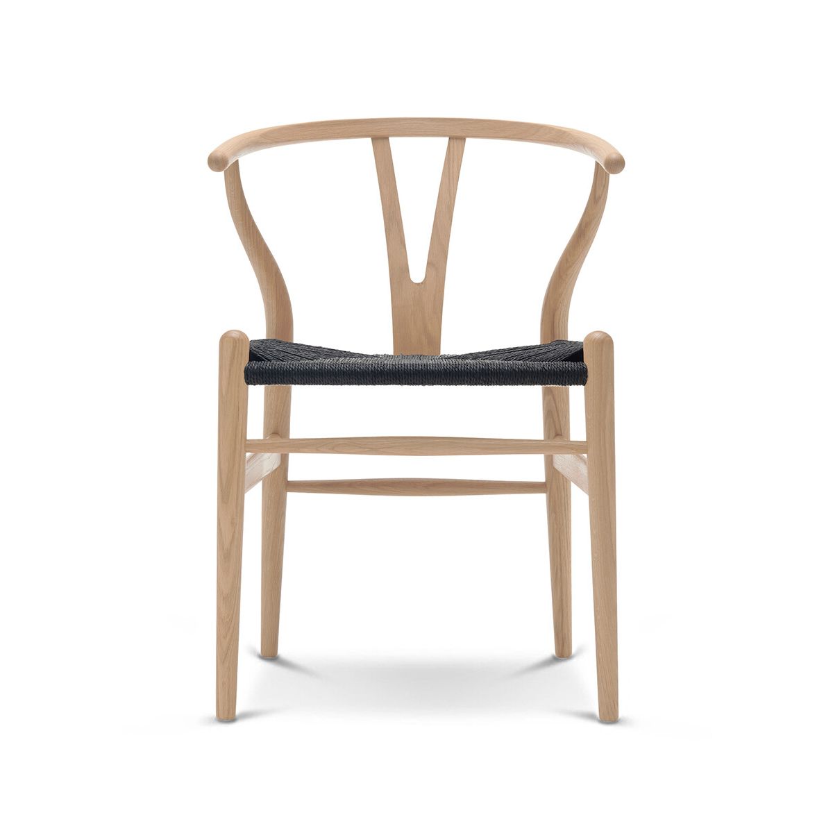 Y-stol CH24, Eg hvidolie med sort flet af Hans J. Wegner