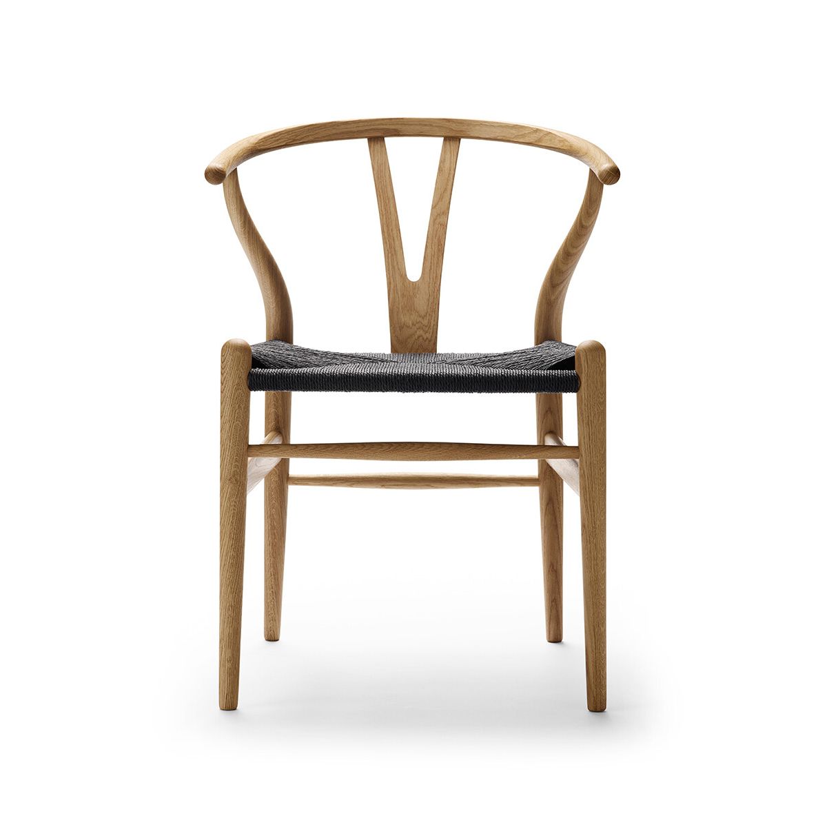 Y-stol CH24, eg olie med sort flet af Hans J. Wegner