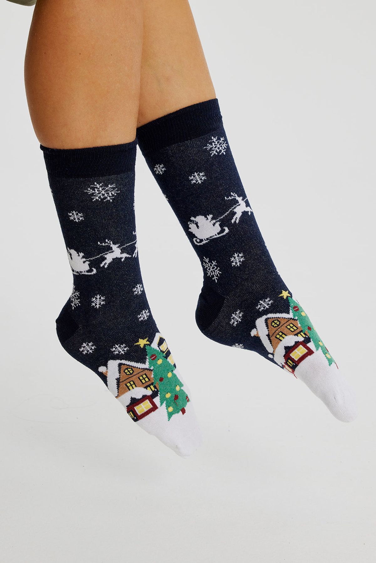 Årets julesweater: Santa Claus Is Coming To Town Socks Navy. Ugly Christmas Sweater lavet i Danmark