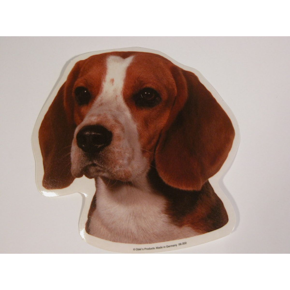 Beagle, hv. Vælg: Klistermærke, nøglering, broche, slipsenål, mm.