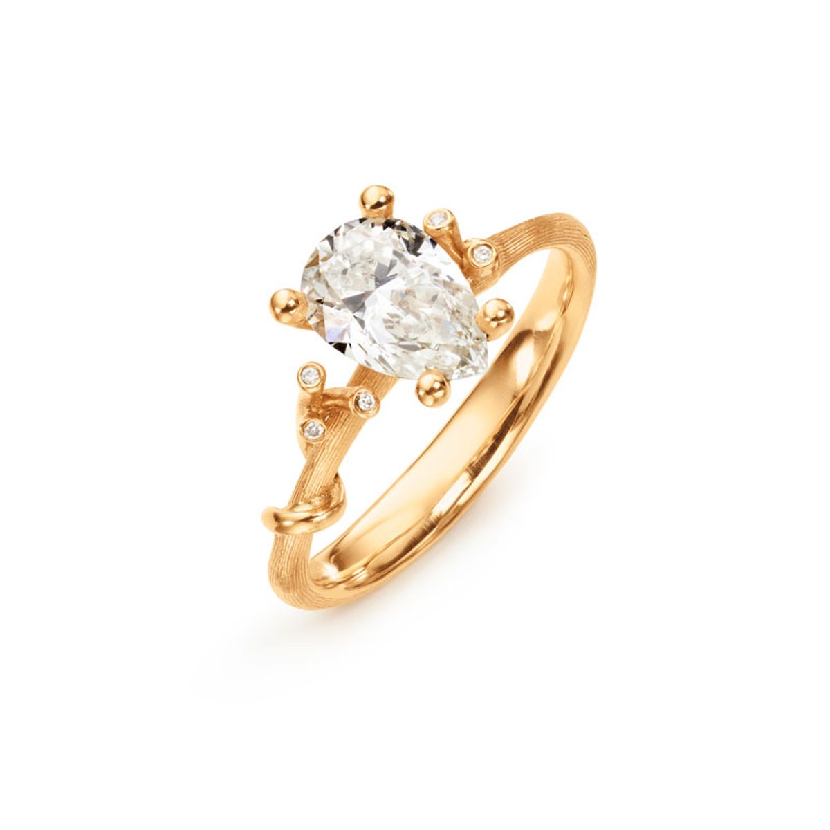 OLE LYNGGAARD COPENHAGEN Nature Solitaire ring i 18 kt guld med 5 små brillanter og en stor pæreformet