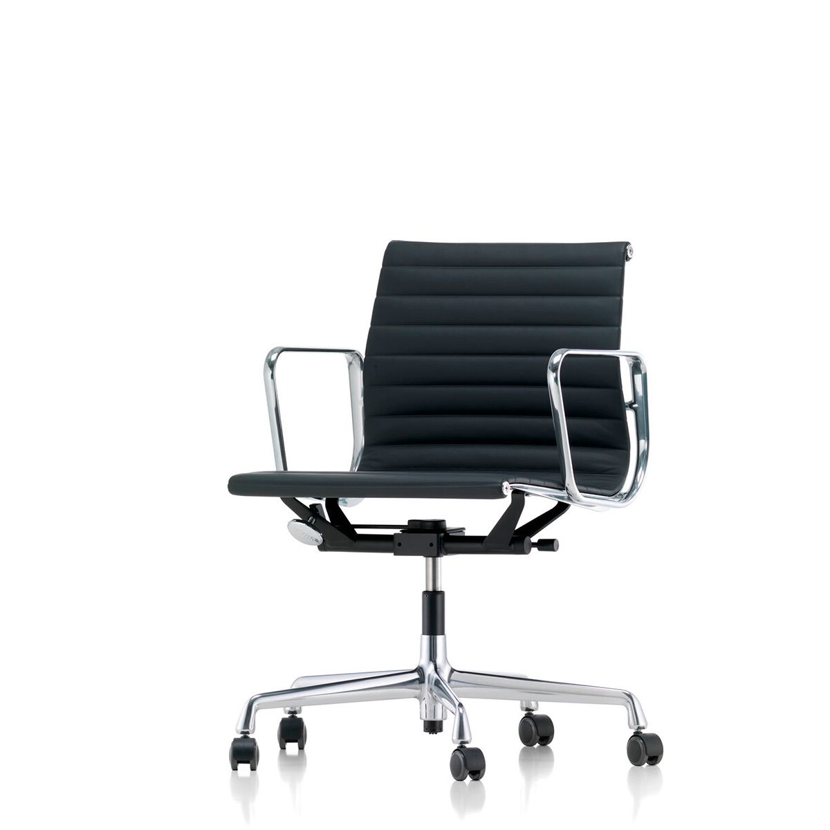 Aluminium Chair EA 117 Kontorstol, sort læder fra Vitra