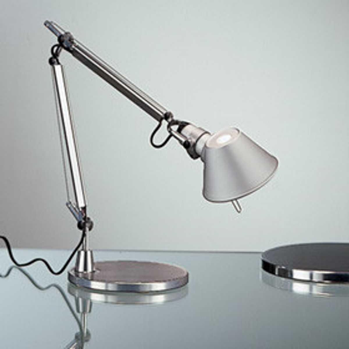 Tolomeo Micro bordlampe med base fra Artemide (Anodized orange)