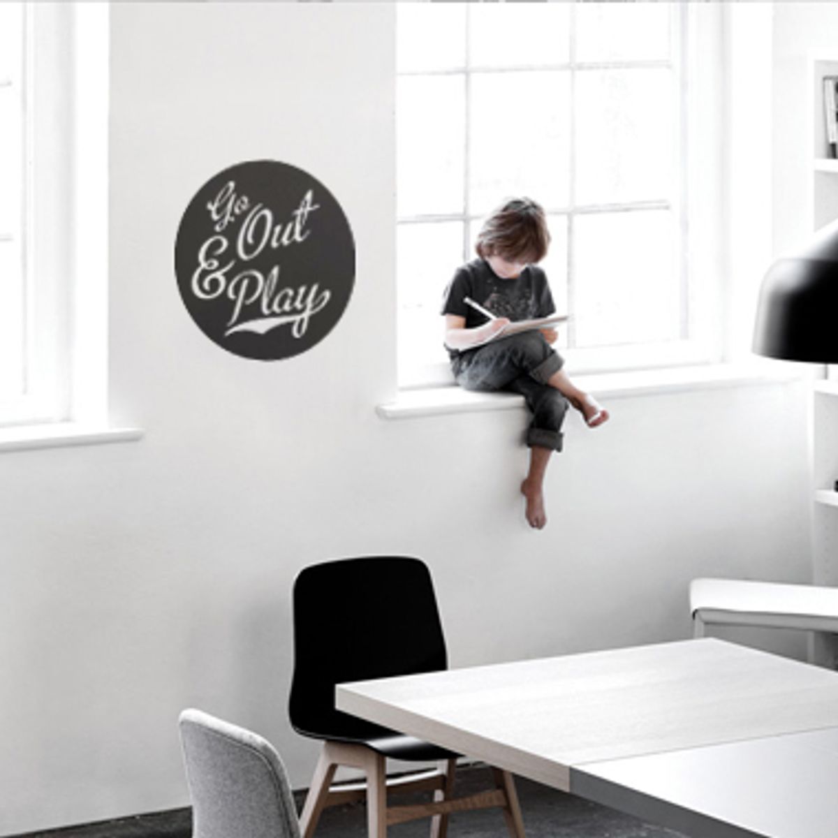 Go Out & Play wallsticker af Alan Smithee, 38x38 cm