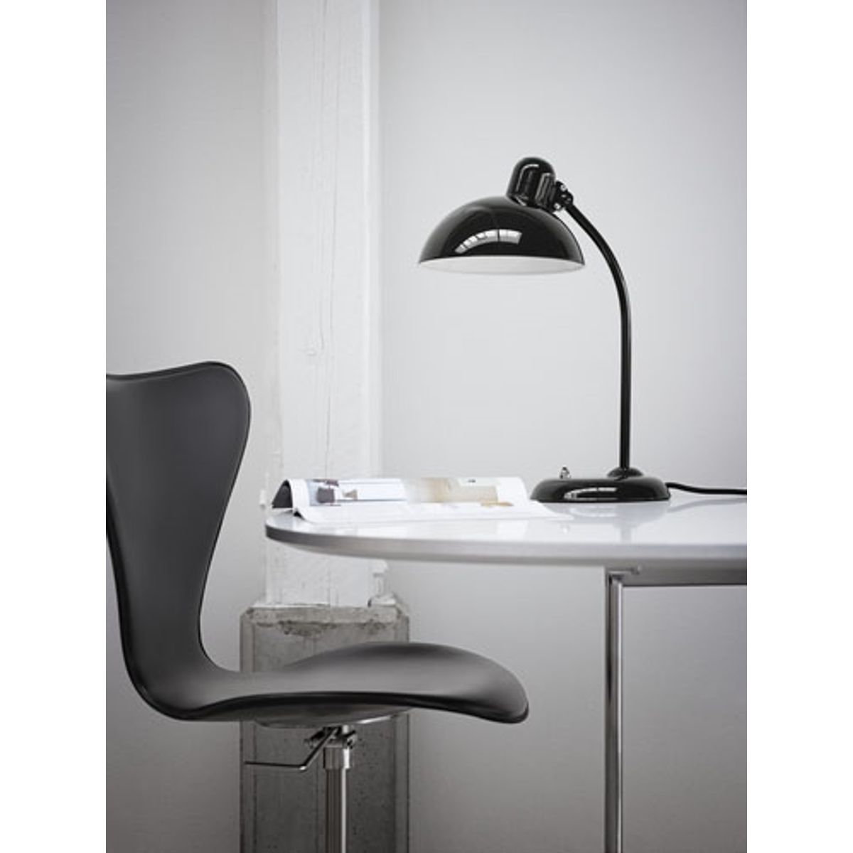 Kaiser idell 6556-T bordlampe, blank sort