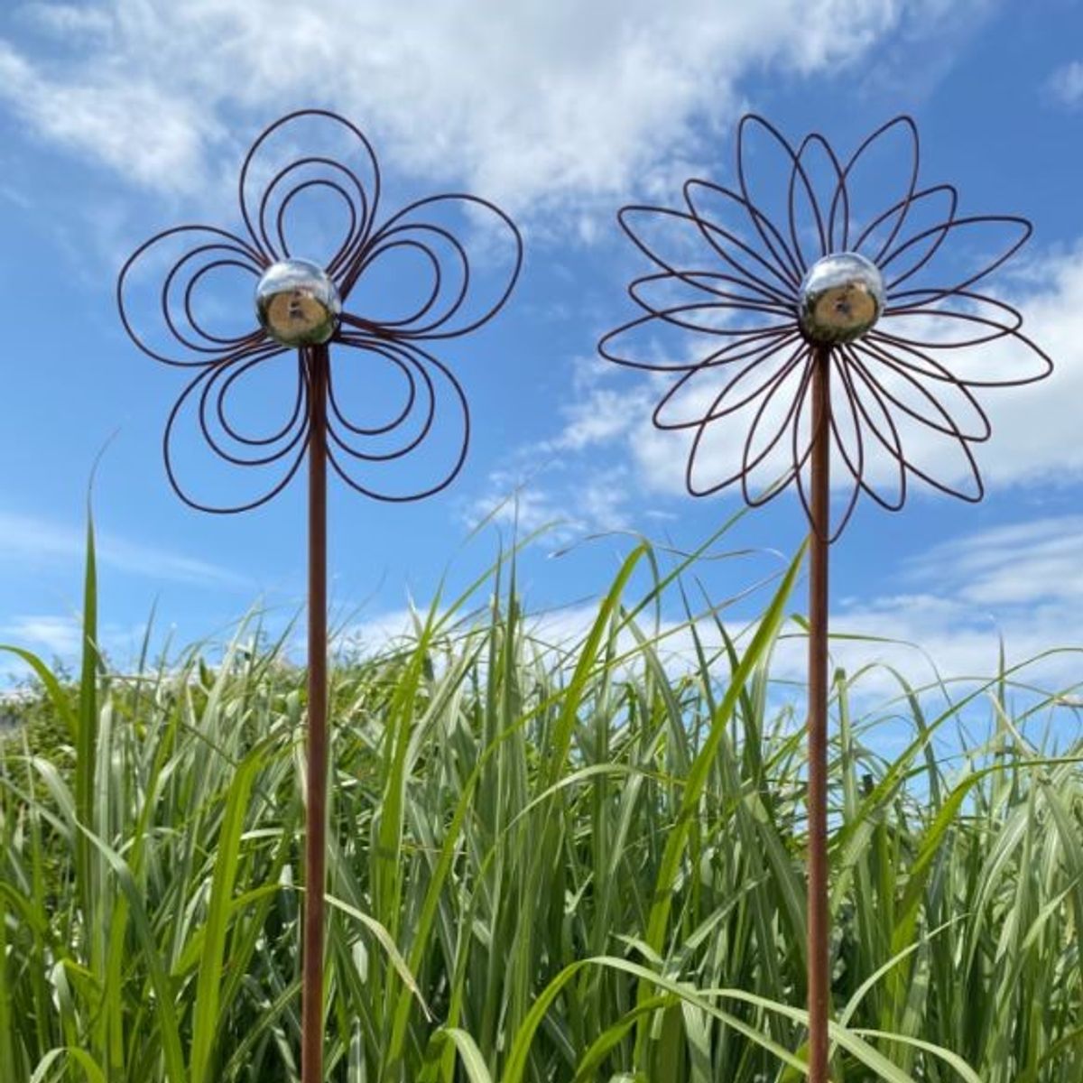 Dekorative blomster i trådmønster og sølvfarvet kugle - 2 stk. i sættet