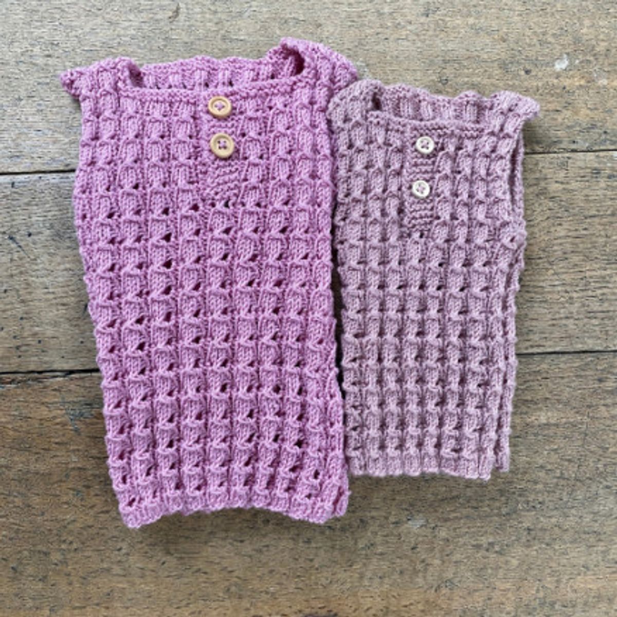 Lillesøsters Vest af Knit by Nees - Garnpakke til Lillesøsters Vest St - 3-6 mdr.