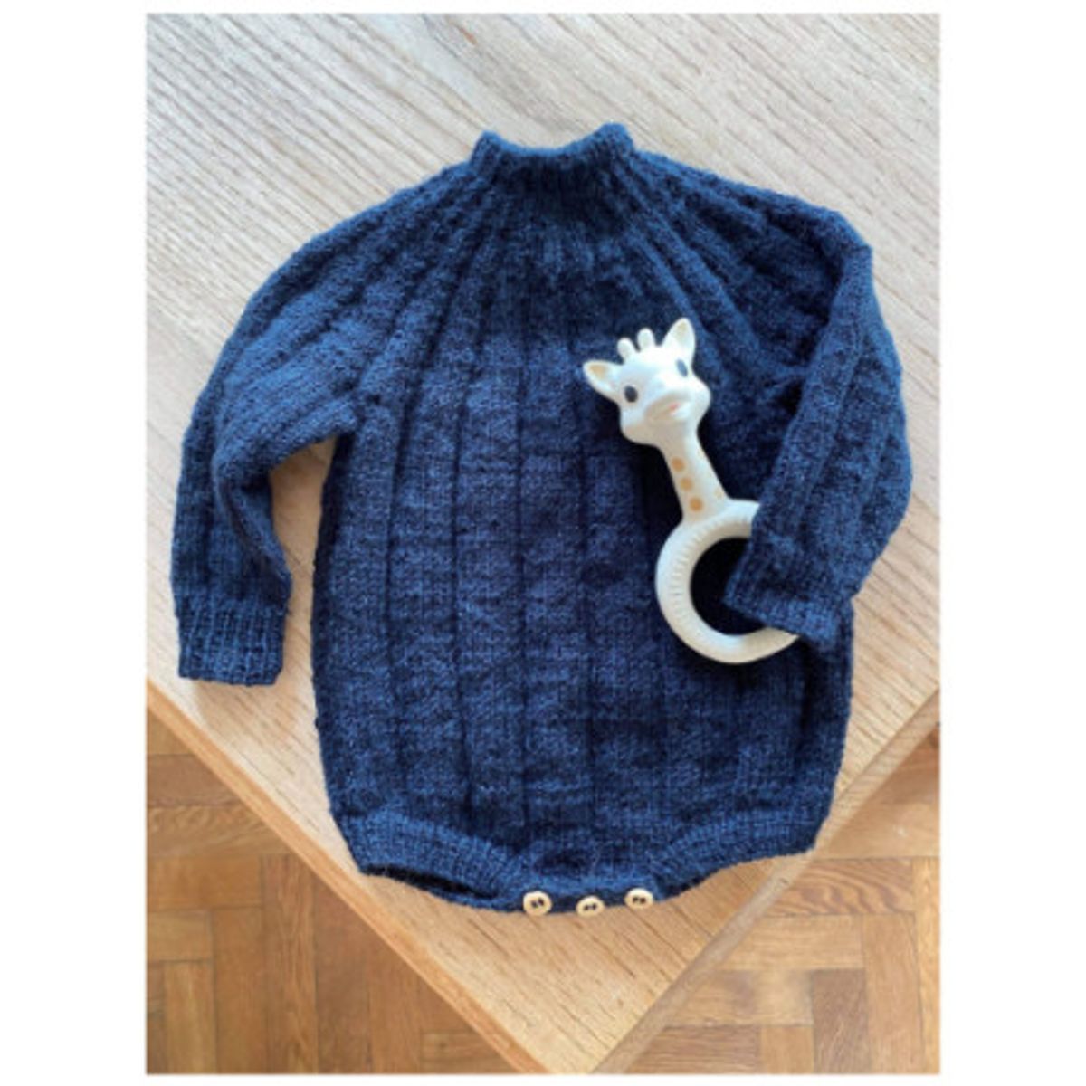 Sevenone Body af Knit by Nees - Garnpakke til Sevenone Body Str. 0 mdr - 1-2 år