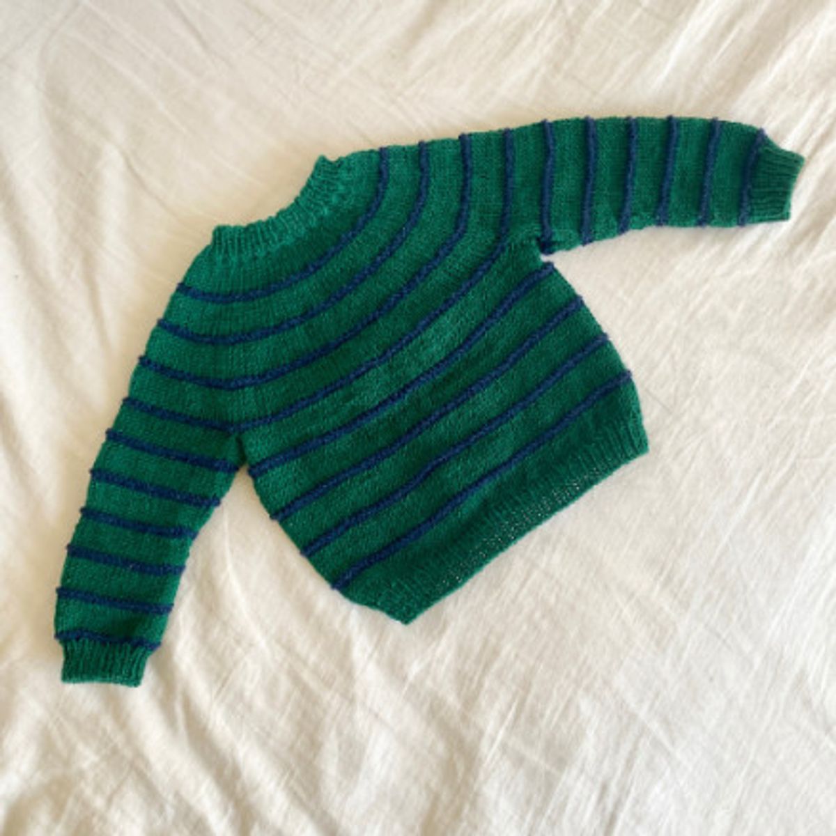 Charme Sweater af Knit by Nees - Garnpakke til Charme Sweater Str. 0 m - 3-4 år