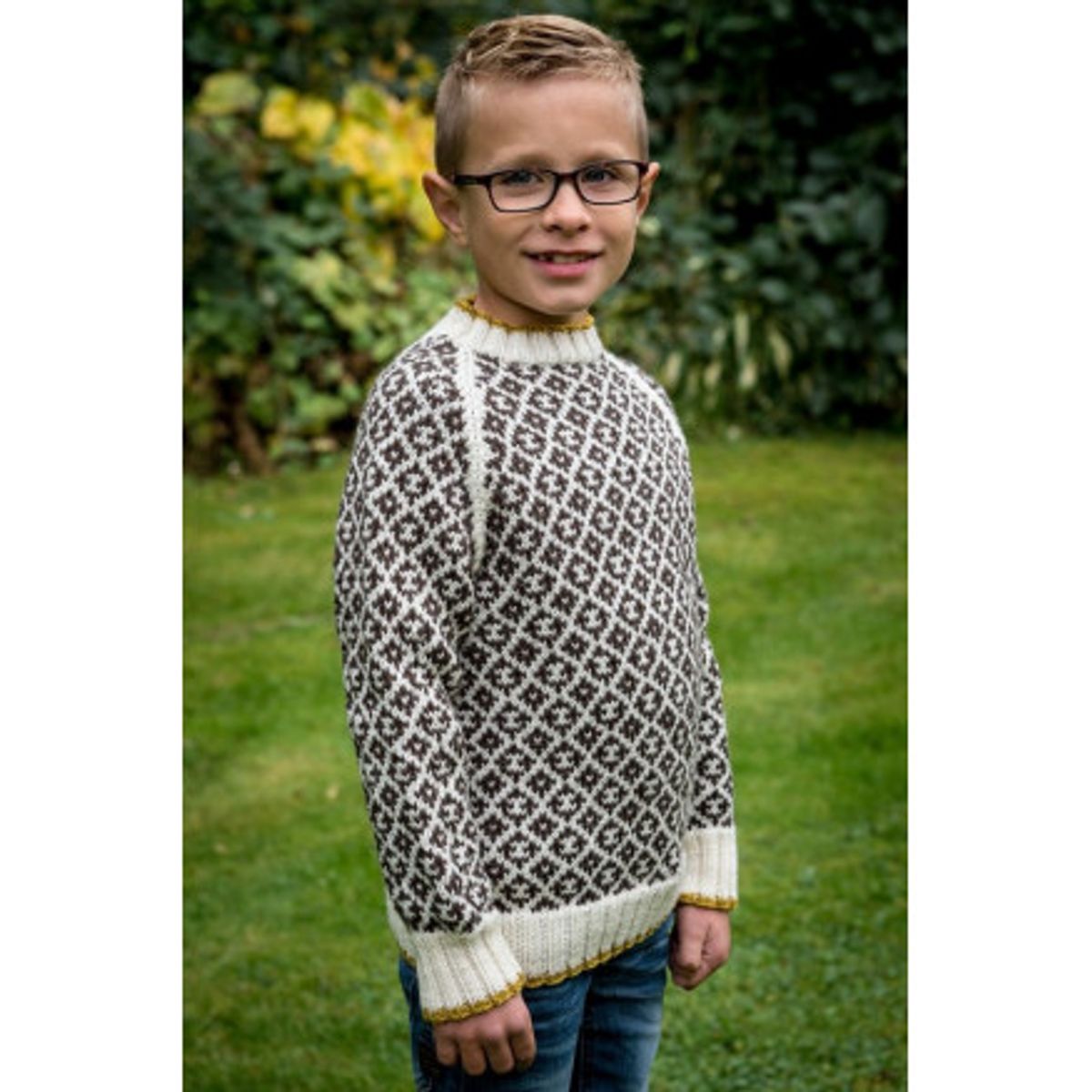 Mayflower Mønstersweater med kontrastkant - Bluse Strikkeopskrift str. - 8 år