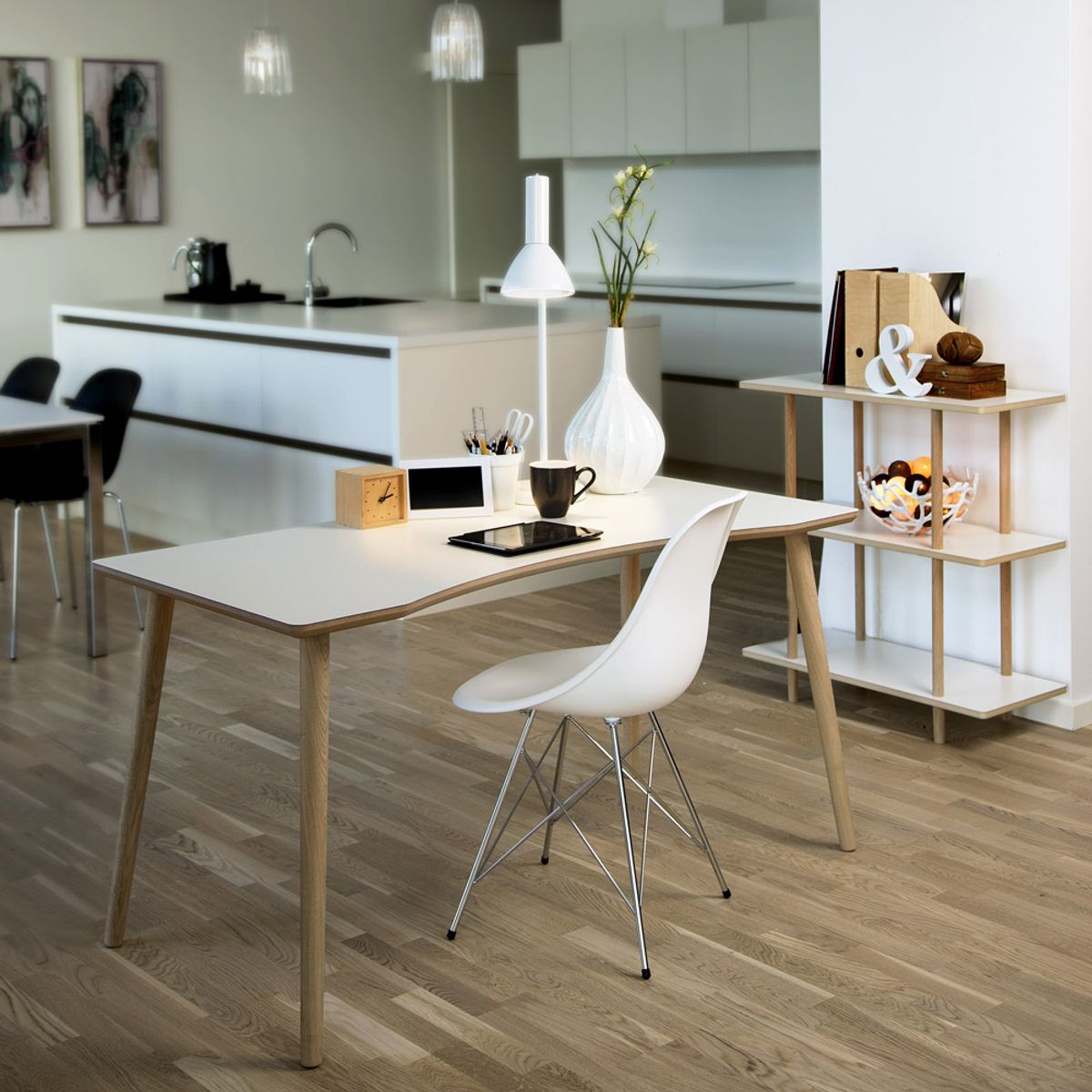 ByTika Dallas skrivebord, hvid laminat med centerbue