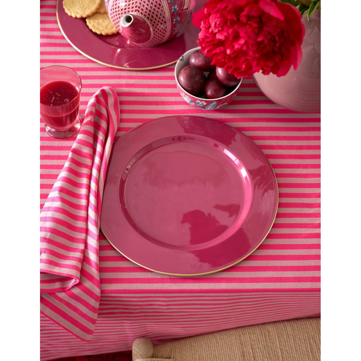 Plate Metal Pink 32cm